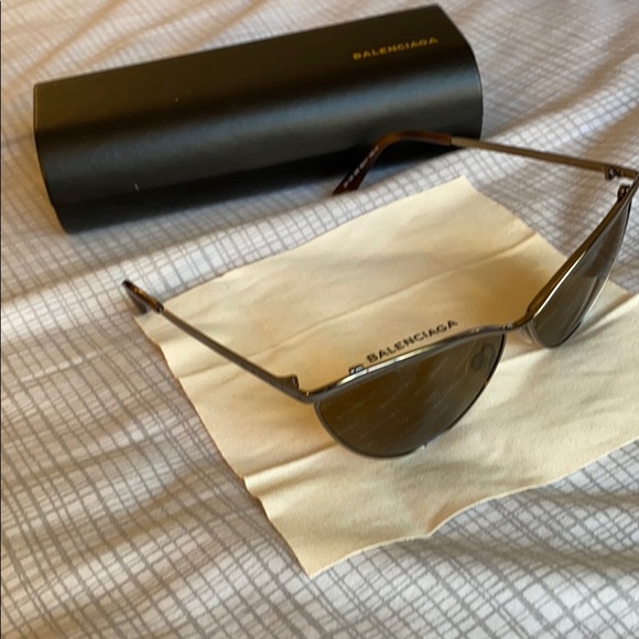 Balenciaga cat-eye sunglasses 😎 - Picture 3 of 6